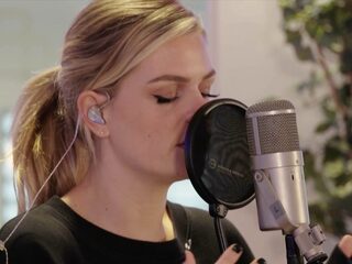 Davina Michelle zingt bijzondere akoestische versie Hold On live