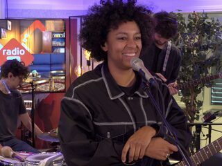 Zilveren Notekraker winnares Nana Adjoa maakt indruk met live optreden