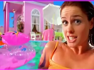 Atze de Vrieze praat met kernleden van popgroepje Aqua over Barbie Girl