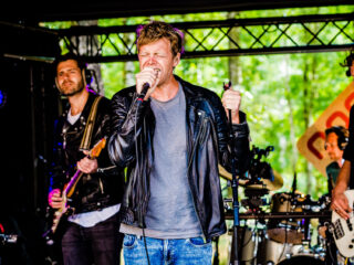 Lex Uiting springt uit vliegtuig voor videoclip nieuwe single Vleege Valle