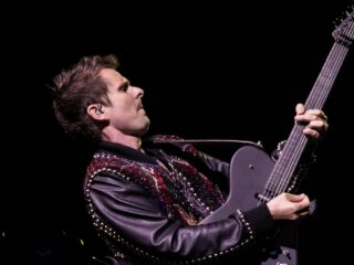 In het meeslepende Resistance bewapent Muse zich met liefde