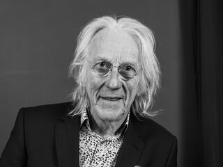 Cabaretier en schrijver Freek de Jonge krijgt kracht van Procol Harum