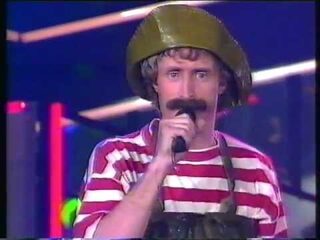 Kap, kap, kaplaarzen! Weird Hit Wonder duikt in de hit van Dingetje