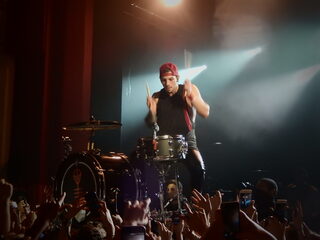 Emmely eert Twenty One Pilots-drummer Josh Dun in Het Gouden Trommelvlies