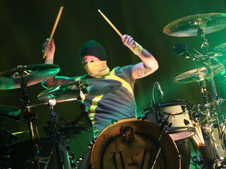 Emmely eert Twenty One Pilots-drummer Josh Dun in Het Gouden Trommelvlies