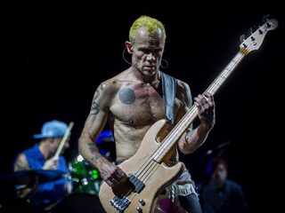 Flea imponeert op de bas tijdens Chili Peppers-show bij Slane Castle