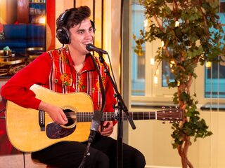 JC Stewart haalde inspiratie uit break-up: "Weet niet of ze wel weet dat deze liedjes over haar gaan"