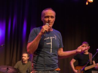 Bijna 30 jaar na de release zingt Stef Bos zijn klassieker Is Dit Nu Later