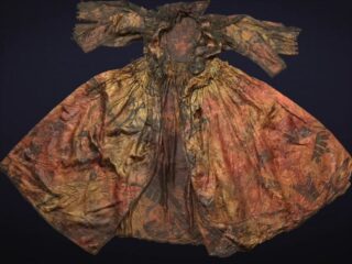 Arnold maakt docu 'De Jurk en Het Scheepswrak' over jurk die 350 jaar in de Waddenzee bewaard bleef