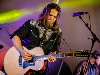 Voltage brengt met I'll Be Alright muzikale schouder om op te steunen