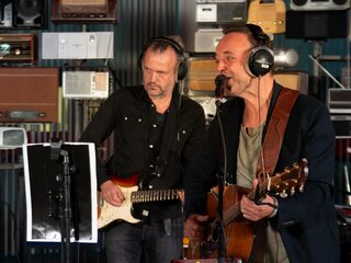 Niels Geusebroek zingt naar zijn vakantieliefde in Mine