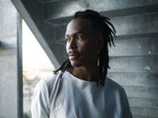 Jeangu Macrooy pakt TopSong met 'sarcastische protestsong' Independent Girls & Nasty Evil Gays