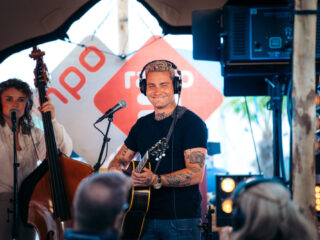 Douwe Bob viert het leven op nieuwe TopSong This World Is Our Home