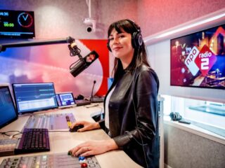 Bram (7) bespreekt met Emmely zijn stemlijstje voor de NPO Radio 2 Top 2000