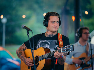 Douwe Bob sluit 100 uur voor KWF af met een spetterende livesessie