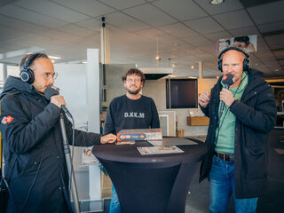 Wouter & Frank brengen Top 2000 puzzel naar Anton in Drachten
