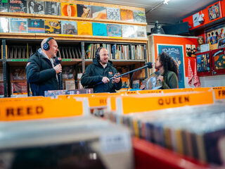 Wouter en Frank staan in een platenzaak in Dordrecht