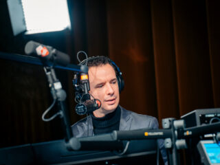 Bart Arens hoor je met Aan De Slag! live vanuit Liverpool tijdens het Songfestival