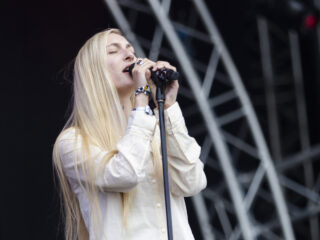 Ondanks onzekerheid brengt S10 twee nieuwe nummers uit