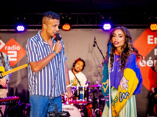 Nona maakt er backstage een feest van met liveversie van Q&A