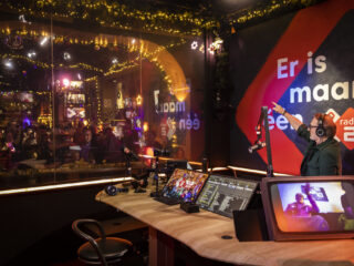 Dit is het dj-team van de NPO Radio 2 Top 2000 in 2023