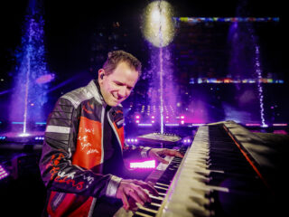 Deze nummers hoorde je tijdens de Top 2000 opening van Bart Arens