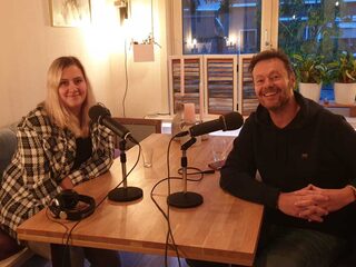 Uzi vertelt in De Pleegzorg Podcast welke belangrijke rol haar pleegouders hebben gespeeld