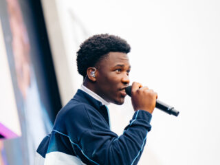 Claude roept op naar hem te luisteren met TopSong Écoutez-moi