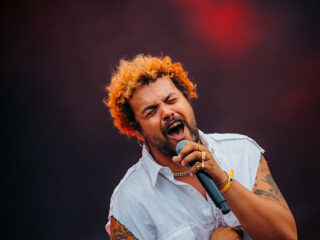 Boaz van Goldband geeft Tekstuele Voorlichting bij single Naakt Op Het Plein