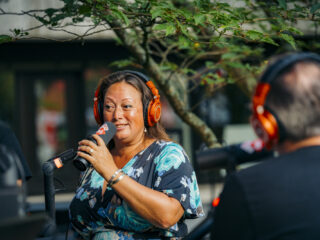 Wouter en Frank spreken met collectant Esther: 'Het is een heel lelijk verhaal met een goed einde'
