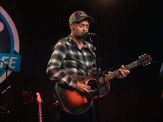 Singer-songwriter Tim Knol organiseert wandeltochten: 'Wandelen maakt mij een gelukkiger mens'