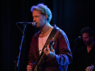 Blanko in Tekstuele Voorlichting over She Makes a Dead Man Dance