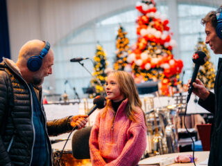 Emma Kok (15) maakt tussen de optredens door haar NPO Radio 2 Top 2000 stemlijst