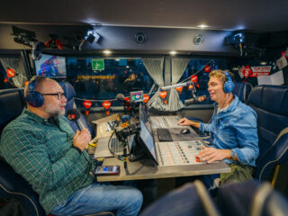 Buschauffeur Christine stemt vanuit lijnbus 30