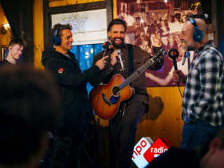 Nick Schilder covert in Volendam Sam Cooke’s A Change Is Gonna Come