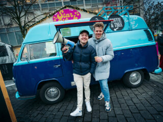 Nieuwe 3FM-dj's Tom en Joe halen €500,- op met koffiebar bij het Glazen Huis