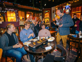 'Gourmet-Huub' bereidt z’n specialiteiten in het Top 2000 Café