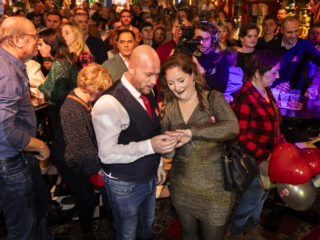 Aandoenlijk huwelijksaanzoek in Top 2000 Café