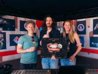 'Really sweet': Hozier ontvangt op Pinkpop gouden plaat voor Too Sweet