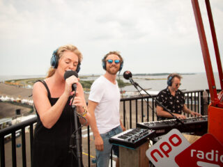 Miss Montreal maakt indruk met Geef Me Het Leven live op de vuurtoren