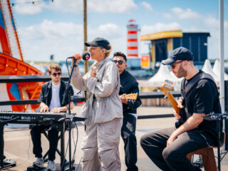 Sera speelt intieme versie van Hurt Me op leeg festivalterrein