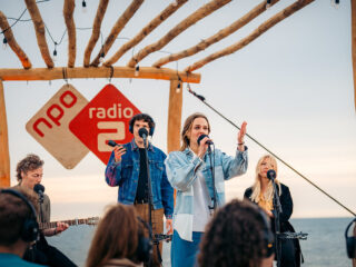 The Indien speelt ex-TopSong op het strand tijdens Concert at SEA