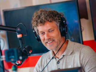 Ajax-fan Abel (9) mag met Ajax-spelers op het veld lopen: 'Echt?!'