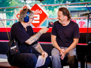 Novastar speelt prachtige versie Never Back Down in Echten