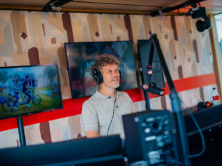 Natasja lapt ramen op duizelingwekkende hoogte in actie voor KWF