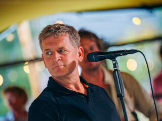 Racoon speelt krachtige Don't Give Up The Fight voor Geja