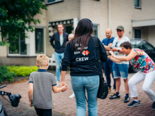 Liam (9) mag een ritje maken in zijn favoriete auto