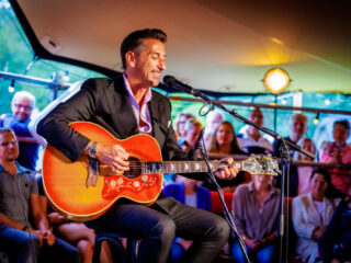 Danny Vera speelt voor Janou een intieme versie van Roller Coaster