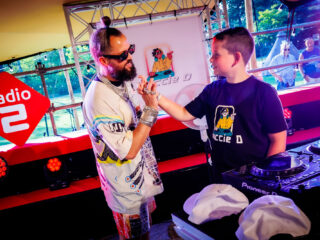 Dj Maccie D (10) krijgt spoedcursus dj'en van La Fuente