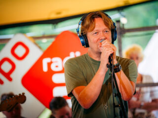 Van Dik Hout maakt indruk met Stil In Mij en Op De Golven Dansen Wij